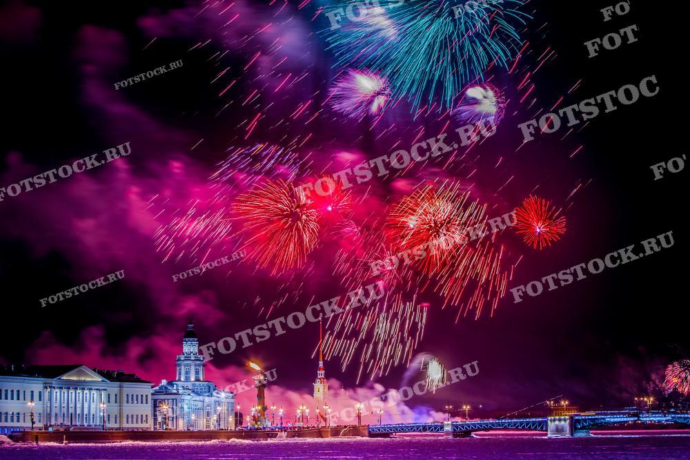 Эта фотография демонстрирует великолепный фейерверк в Санкт-Петербурге, добавляя волшебства зимнему вечеру. Разноцветные огни эффектно освещают небо, создавая праздничную атмосферу. Это изображение идеально подходит для использования в материалах, связанных с празднованием Нового года и других значимых событий в городе.